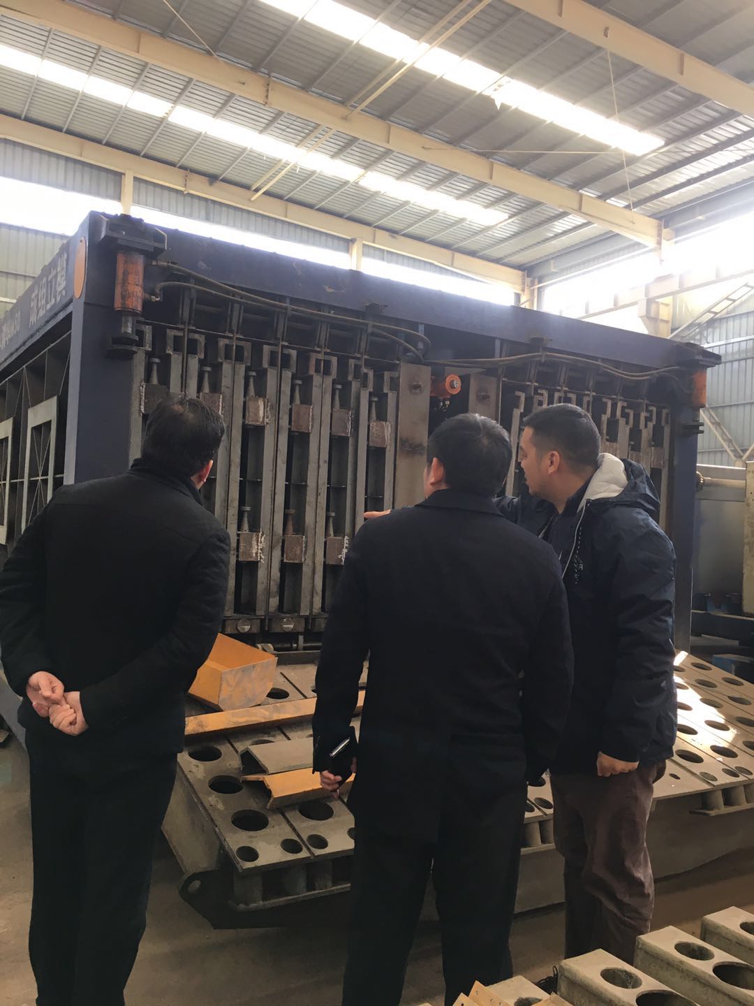 考察團(tuán)參觀成組立模墻板機(jī)3 考察團(tuán)參觀成組立模墻板機(jī)3