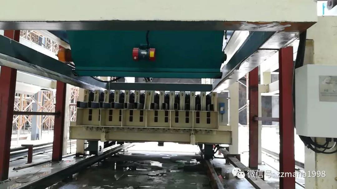 墻板生產(chǎn)線自動(dòng)布料機(jī) 墻板生產(chǎn)線自動(dòng)布料機(jī)